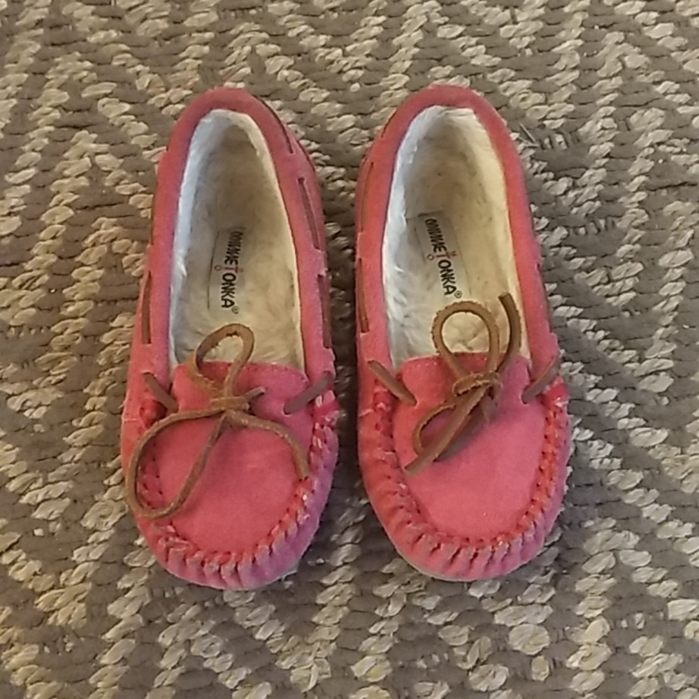 Minnetonka girls slippers size 10